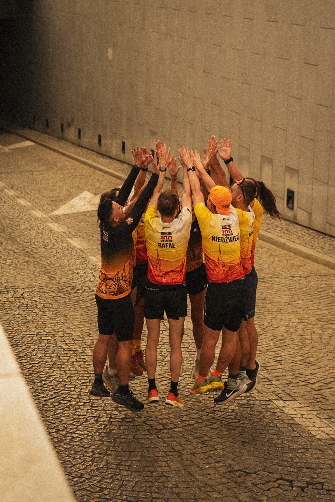 Biegacze Stu Mostów group photo