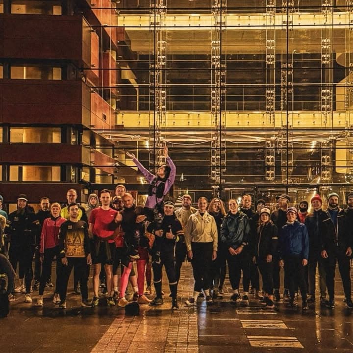 👉159 edycja to świetna okazja, żeby poczuć dłuższy dzień i pobiegać po centrum Wrocławia w zmieniającym się świetle od zachodu słońca po wieczorny klimat miasta 🌆

👉Wracamy na trasę już w letnim czasie!⏰

👉O 19:00 będzie jeszcze jasno, ale… w trakcie biegu złapie nas zmrok, dlatego zabierz ze sobą odblaski i/lub czołówkę

👉Jak zawsze: wspólne tempo, dobra atmosfera i kilka kilometrów przez serce miasta.

👉Przyjdź i pobiegnij w dwóch odsłonach dziennej i wieczornej🌗