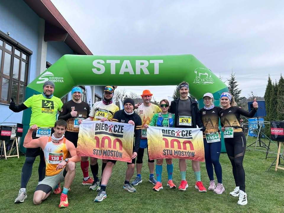 To był weekend ze zmianą czasu na letni🕒
A u nas kolejne starty, życiówki oraz medale do kolekcji 🫡 

18. PANAS Półmaraton Ślężański
149 🎽Karol Kaczorowski, M30-32, 1:27:51 
226 🎽Szymon Święcki, M40-43, 1:30:55
419 🎽Konrad Konieczny, M30-72, 1:36:51
651 🎽Szymon Ciastko, M35-155, 1:42:09
658 🎽Bartłomiej Nikiel, M35-125, 1:42:11
1130 🎽Mikołaj Janicki, M30-161, 1:49:37
1222 🎽Maciej Tarnowski, M35-217. 1:50:40
1349 🎽Arkadiusz Ziębaczewski, M40-260, 1:52:05
1385 🎽Piotr Krych, M40-267, 1:52:33
1445 🎽Patrycja Pałka, K30-35, 1:53:23
1574 🎽Edyta Myszyńska, K50-9, 1:55:00
2104 🎽Jadwiga Oleksy, K40-70, 2:02:56
2335 🎽Rafael Ochotny, M50-220, 2:07:18
2458 🎽Dominik Glicner, M35-362, 2:09:49
3015 🎽Zhang Jun, M40-476, 2:28:23
3142 🎽Zhang Shuangbao, M40-489, 2:42:04

Generali Prague Half Marathon 2026
2907 🎽Miłosz Grygowski, 1:40:03
6563 🎽Vadzim Kuzmich, 1:53:48

6. Biegam z Czystą Przyjemnością, 5km Wrocław
6 🎽Grzegorz Kwiryn, 25:55
12 🎽Jagoda Kwiryn, 29:25

Generali Berliner Halbmarathon 2026
1917 🎽Piotr Ruda, 1:27:03

Wrocławska Dycha 
CZTERY PORY ROKU 2026 - Edycja wiosenna
Wrocław, 10km,
49 🎽Konrad Konieczny, M30-31, 44:48
63 🎽Adam Szczepankiewicz, M50-5, 46:43
77 🎽Tomasz Narejko, M30-32, 47:34
115 🎽Julia Gawlik, K20-5, 51:13

Gościliśmy także na parkrun Park Miejski, Oława i parkrun Wrocław