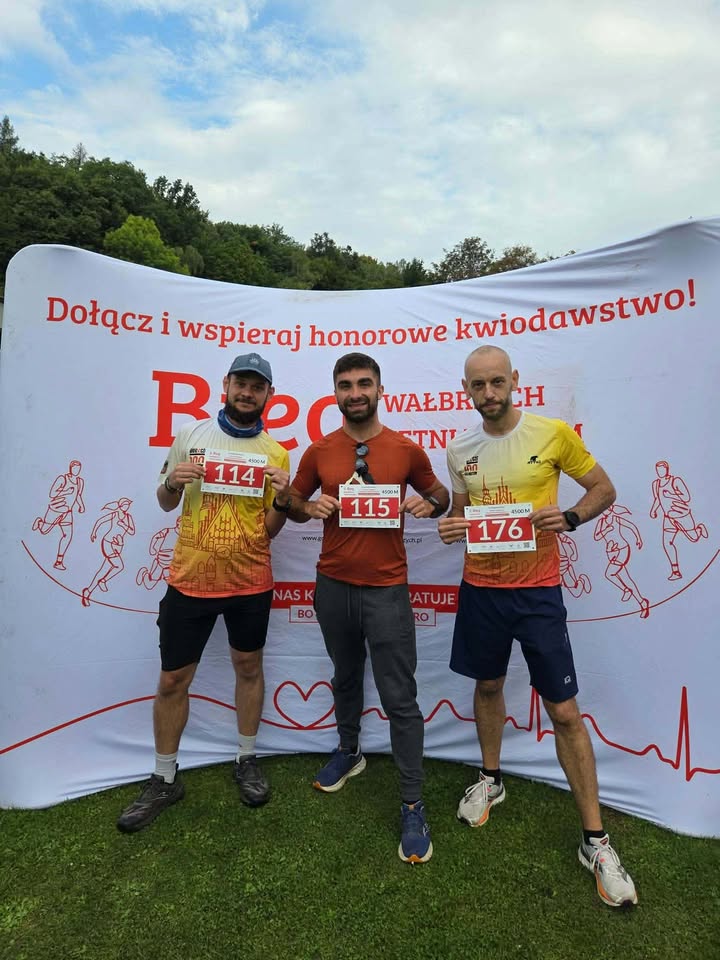 Serdecznie gratulujemy medali oraz miejsc na podium w kategoriach wiekowych👏 
Zobaczcie wyniki z minionego weekendu⤵️

34. Bieg Solidarności✌️🇵🇱, 5km

51 🎽Łukasz Kośnica, M40-18, 18:56
88 🎽Jakub Pawlak, M30-27, 20:28
95 🎽Kanstantin Yakimowich, M40-34, 20:36
144 🎽Konrad Konieczny, M30-35, 21:47
205 🎽Vadzim Kuzmich, M30-42, 23:08
255 🎽Grzegorz Kwiryn, M30-52, 23:53
260 🎽Dawid Zieliński, M30-53, 23:57
264 🎽Paweł Marcinia, M50-24, 24:00
282 🎽Grzegorz Kosałka, M30-56, 24:24
628 🎽Katsiaryna Anionyuk, K20-23, 31:57

Ożarowski bieg imienia Janusza Kusocińskiego, 10km
38 🎽Piotr Wilczyński, M30-11, 48:23

XVI Bieg o Puchar Burmistrza Kąty Wrocławskie,
10km
41 🎽Sebastian Biały, M20-3, 47:54
5km
42 🎽Natalia Szcześnik, K20-3, 23:20

5. Bieg Wałbrzych Tętni Dobrem, 4,5km
8 🎽Łukasz Kośnica, 19:43
12 🎽Jakub Pawlak, 20:30
24 🎽Konrad Konieczny, 21:32

47. PKO Pólmaraton Szczecin (zaległe wyniki z dnia 30.08.2026)
676 🎽Sebastian Biały, 1:43:57
1543 🎽Marta Paszkowska, 1:55:23
1565 🎽Edyta Myszyńska, 1:55:35
2941 🎽Sylwia Dołęga, 2:10:58
3287 🎽Mikołaj Rura, 2:15:50
4232 🎽Andżelika Wronkowska, 2:36:07